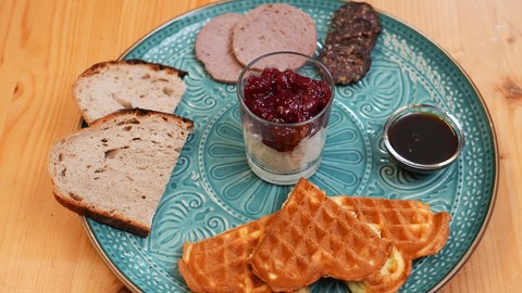 Bergische Kaffeetafel auf einem blauen Teller