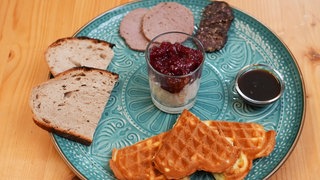 Bergische Kaffeetafel auf einem blauen Teller