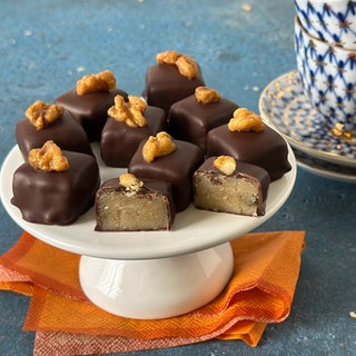 Marzipan-Maronen-Pralinen mit karamellisierter Walnuss