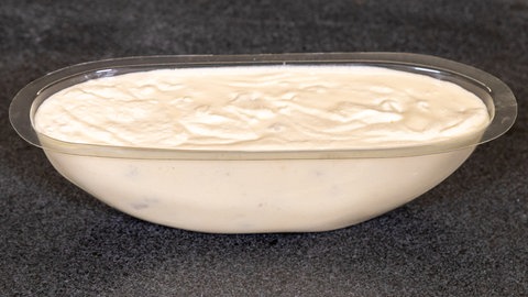 Stollenparfait, das Dessert zum Weihnachtsmenü: Eine Auflaufform ist mit dem Parfait gefüllt.