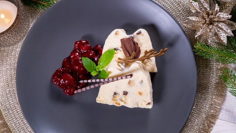 Stollenparfait, das Dessert zum Weihnachtsmenü: Der Nachtisch ist liebevoll auf einem Teller angerichtet.