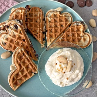Schoko-Kirsch-Waffeln mit Mandel-Sahne