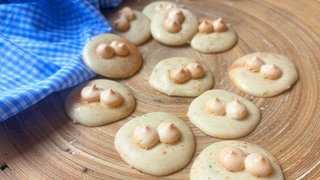 Wibele auf einem Kleks weißer Schokolade. Ein süßer Snack für Fasching oder den Valentinstag.
