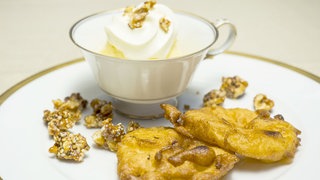 Apfelküchle mit Vanille-Eis auf einem Teller