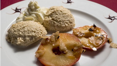 Flambierte Äpfel mit Zimt-Mousse auf einem Teller