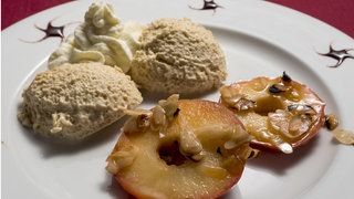 Flambierte Äpfel mit Zimt-Mousse auf einem Teller