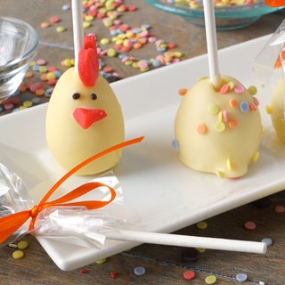 Osterpralinen am Stiel: Gockel und Osterei