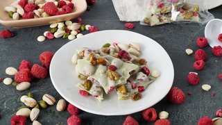 Weiße Bruchschokolade mit Pistazien und Himbeeren 