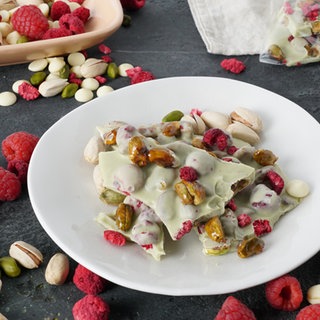 Weiße Bruchschokolade mit Pistazien und Himbeeren 