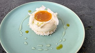 Kokos-Biskuittaler mit Kokosschaum, Maracuja-Mango-Gel und Basilikumöl