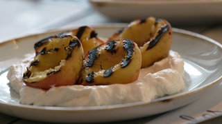 Gegrillte Pfirsichhälften auf griechischem Joghurt
