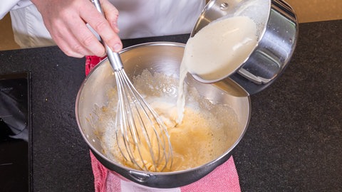 Milch-Sahne-Mischung wird in eine Schüssel gegeben.