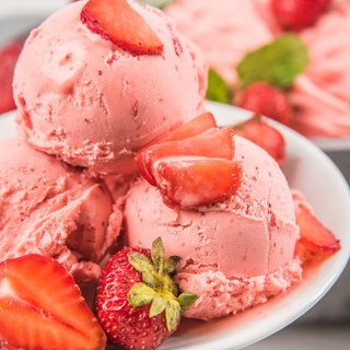 Erdbeereis in Schale mit Erdbeeren