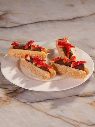Drei Erdbeer-Löffelbiskuit-Sandwiches auf einem Teller. Das SWR1 Pfännle-Rezeot ist eine klasse Kombi aus einer schokoladige Ganache, frischen Erdbeeren und einem Hauch Kokos.