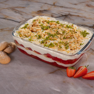 Erdbeer Tiramisu in einer Auflaufform. Dieses SWR1 Pfännle-Rezept wird mit frischen Erdbeeren und luftiger Quark-Mascarpone-Creme gemacht.