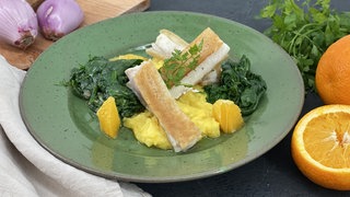 Fischstäbchen auf Orangen-Kartoffelstampf und Spinat