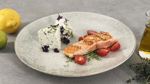 Gebratener Lachs mit Kresse-Schnittlauch-Mousse