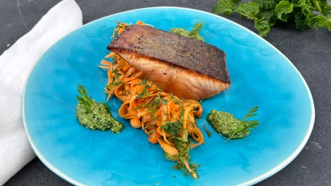 Gebratener marinierter Lachs auf Karotten-Salat mit Pesto