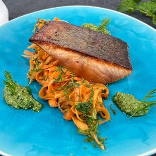 Gebratener marinierter Lachs auf Karotten-Salat mit Pesto