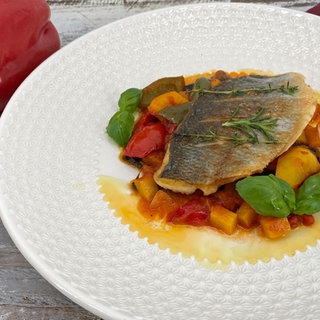 Gebratenes Doradenfilet auf Peperonata-Gemüse