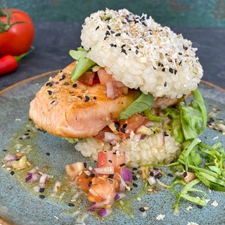 Lachs-Burger mit Reis-Brötchen