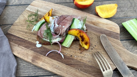 Matjesstulle mit fruchtigen Zwiebeln und Honig-Senf-Dip