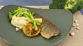 Püree von weißen Bohnen mit gebratenem Saibling