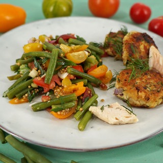 Räucherfischfrikadelle mit Bohnen-Tomaten-Salat