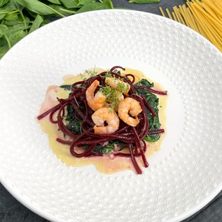 Rote Spaghetti mit Spinat und Garnelen