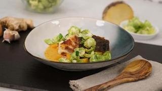 Steckrüben-Rosenkohl-Curry mit gebratenem Bio-Kabeljau