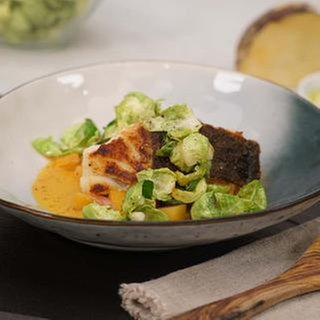 Steckrüben-Rosenkohl-Curry mit gebratenem Bio-Kabeljau