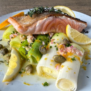 Lauch mit Kräuter-Zitrus-Vinaigrette und Lachs