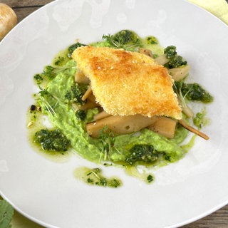 Geschmorte Petersilienwurzeln mit Erbsen-Minz-Püree, Mandel-Gremolata und gebratenen Forellenfilets