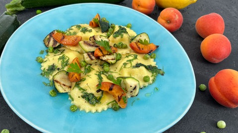 Ravioli mit Garnelen-Frischkäse-Füllung und Kräuterbutter