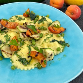 Ravioli mit Garnelen-Frischkäse-Füllung und Kräuterbutter