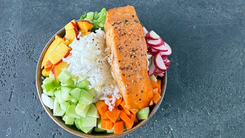 Sommer-Bowl mit Reis, mariniertem Gemüse und Lachs aus dem Airfryer