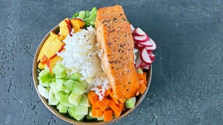 Sommer-Bowl mit Reis, mariniertem Gemüse und Lachs aus dem Airfryer