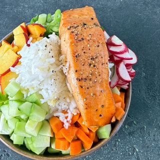Sommer-Bowl mit Reis, mariniertem Gemüse und Lachs aus dem Airfryer