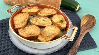 Zucchini-Gratin mit Basilikum und gebratener Lachsforelle