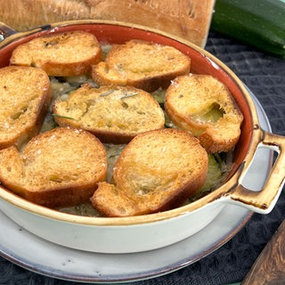 Zucchini-Gratin mit Basilikum und gebratener Lachsforelle