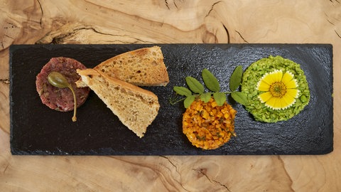 Tartarvariationen mit Brot auf einer Platte