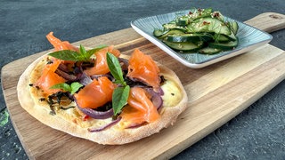 Flammkuchen mit Meerrettichschmand und Räucherlachs