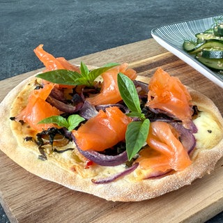 Flammkuchen mit Meerrettichschmand und Räucherlachs