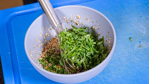 Koriander wird zur Marinade hinzugegeben
