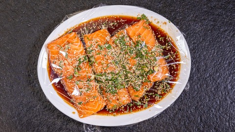 Für den Kühlschrank abgedeckter marinierter Lachs