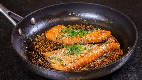 Fertig angebratener marinierter Lachs