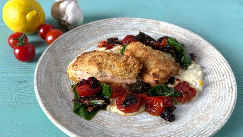 Überbackenes Lachsforellenfilet mit Mangold und Tomaten