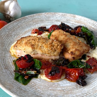 Überbackenes Lachsforellenfilet mit Mangold und Tomaten