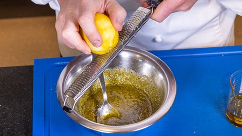 Fisch in Mandelkruste mit Spinat: Das fertige Pesto wird noch mit etwas Zitronenabrieb verfeinert.