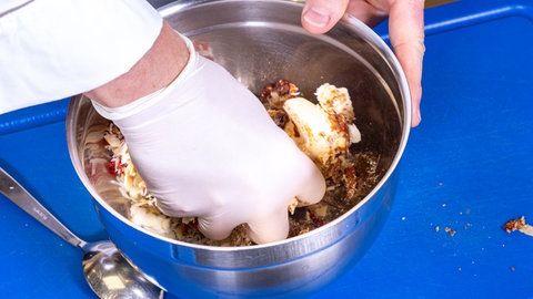 Fisch in Mandelkruste mit Spinat: Die Spinat-Mandel-Kruste wird in einer Schüssel zubereitet.